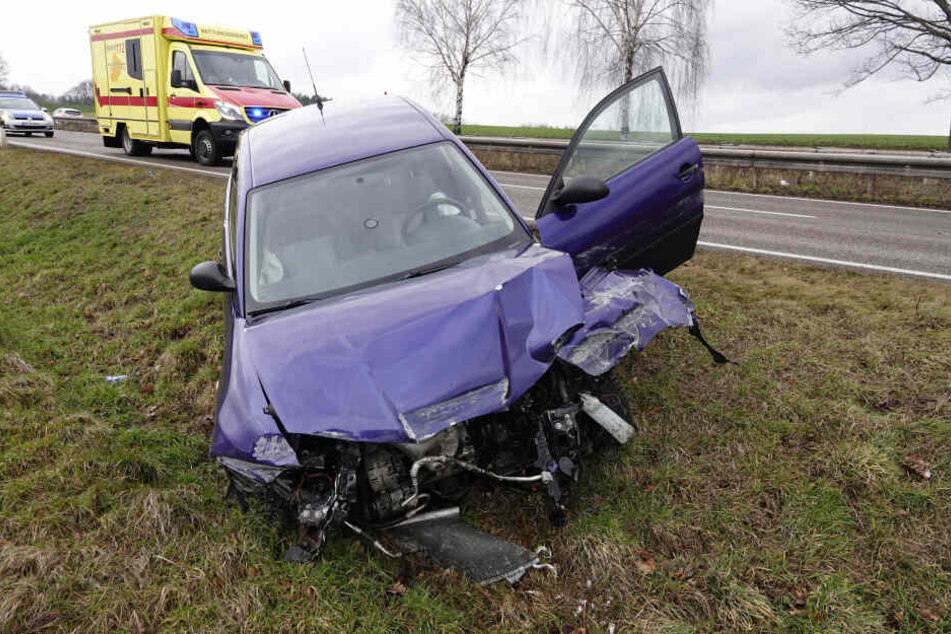 Der Fahrer des Seat wurde bei dem Unfall verletzt.