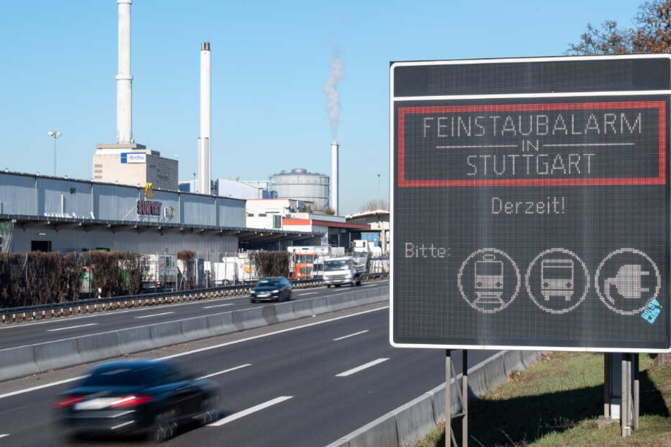 Ein Auto fährt an einem Schild vorbei, das auf den geltenden Feinstaubalarm hinweist. (Symbolbild)