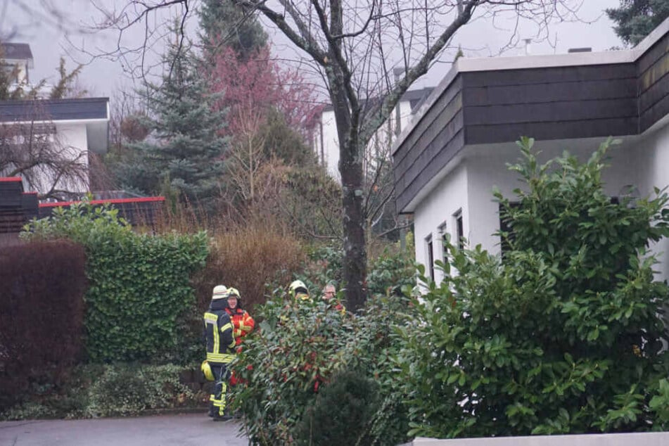 Die Feuerwehr vor dem Wohnhaus.