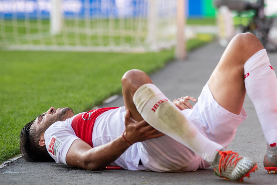VfB-Stürmer nach einem Foul in der Partie gegen Aue am Boden: Nicolas Gonzalez.