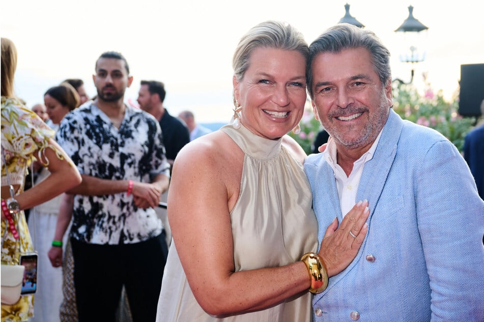 Auch Ehefrau Claudia und der gemeinsame Sohn haben den Nachnamen Anders angenommen.