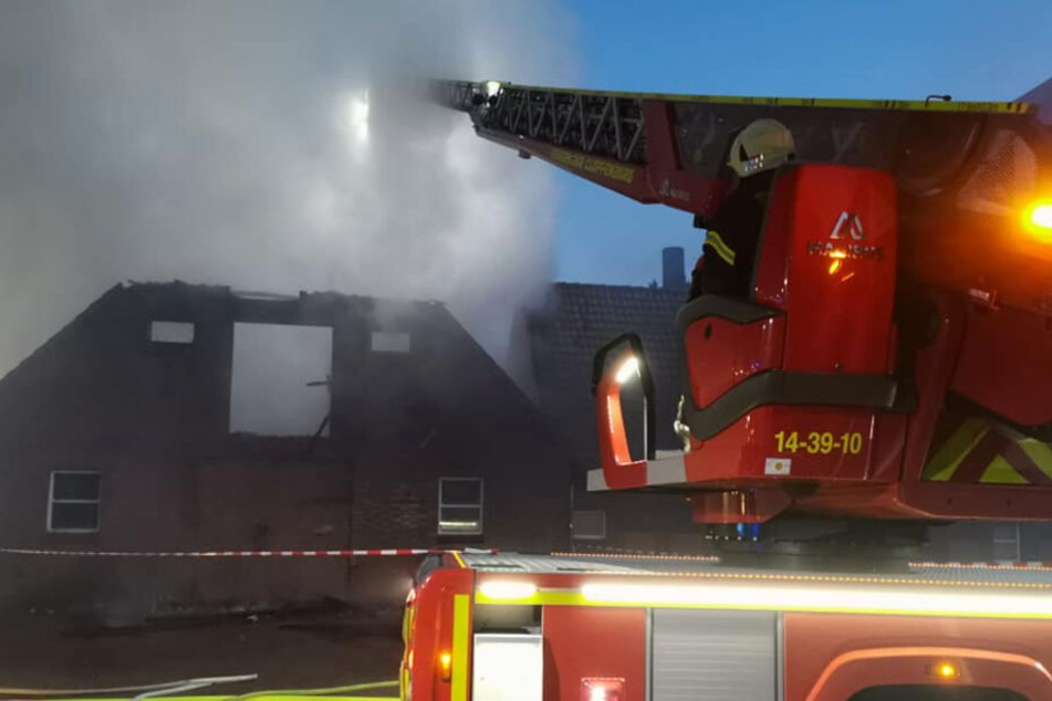 Die Feuerwehr versuchte das Feuer im Stall zu löschen.