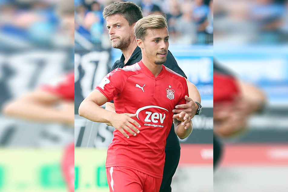 Der Blick von FSV-Trainer Torsten Ziegner (h.) sagt alles: Er war mit Sinan Tekerci nicht zufrieden.