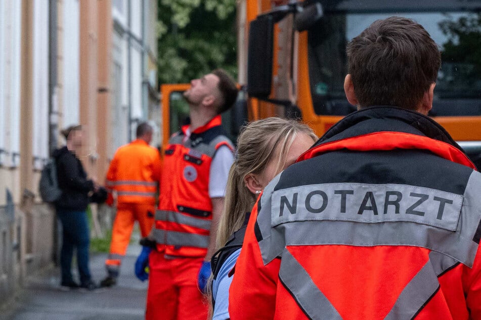 Tödlicher Unfall! Seniorin rutscht aus und wird von Müllauto erfasst