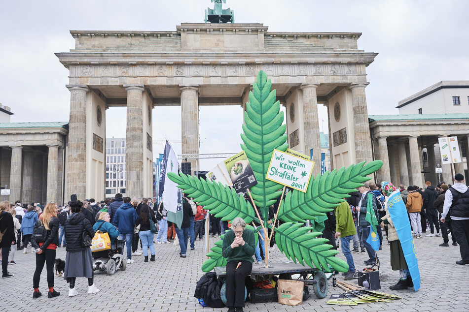 Cannabis-Fans treffen sich zum Kiffen um Mitternacht am Brandenburger Tor