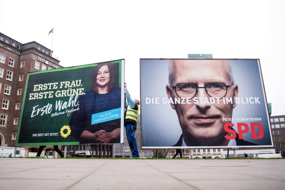 Ein Wahlplakat, das Katharina Fegebank (Bündnis 90/ Die Grünen) zeigt, neben einem Plakat mit Peter Tschentscher (SPD).