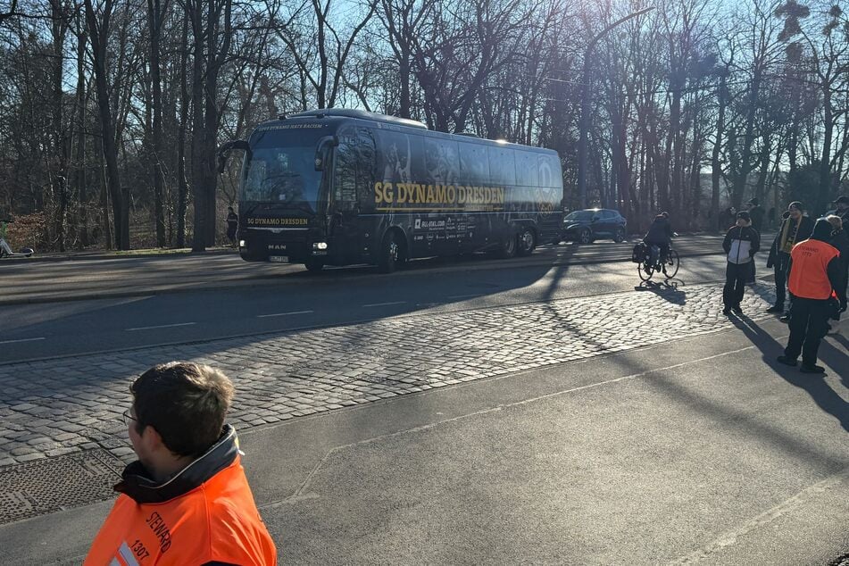 Der Dynamo-Mannschaftsbus bei der Einfahrt ins Stadion.