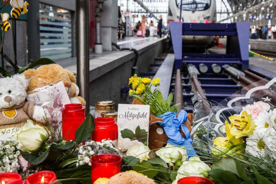Die schreckliche Tat am Bahnsteig 7 im Frankfurter Hauptbahnhof hatte große Anteilnahme ausgelöst.