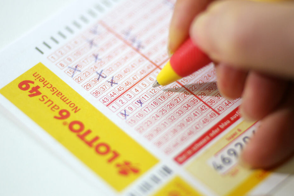 Ein Lotto-Schein wird ausgefüllt. (Archivbild)