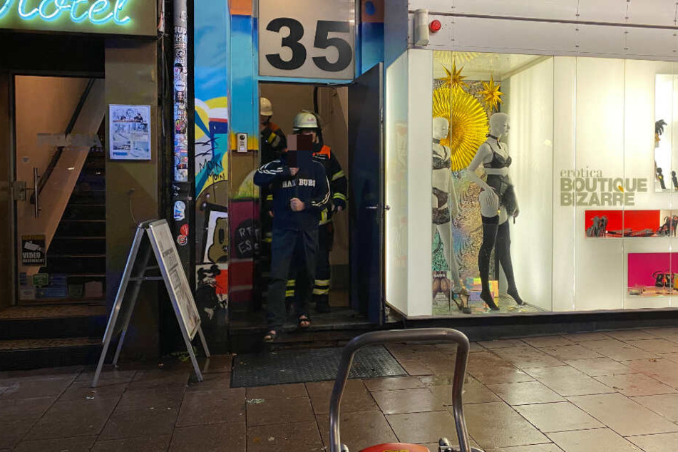 Die Feuerwehr begleitete die Bewohner des Hauses auf die Straße.