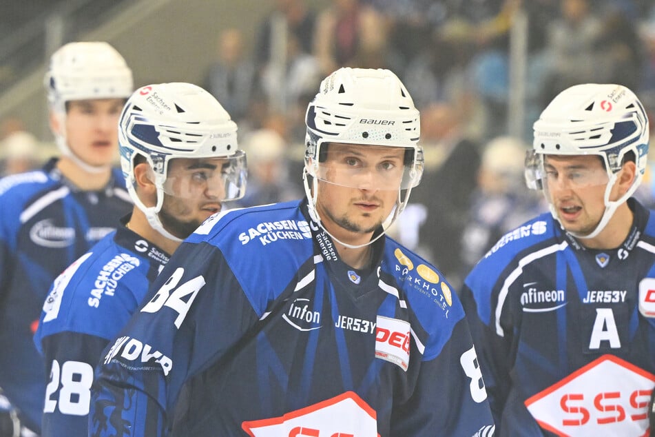 Lukas Koziol (M.) schoss das 1:0 für die Eislöwen.