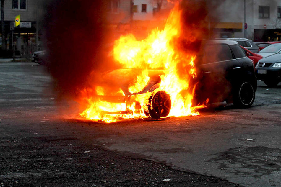 Geparktes Auto fängt Feuer und rollt los: Augenzeuge wird zum Held | TAG24