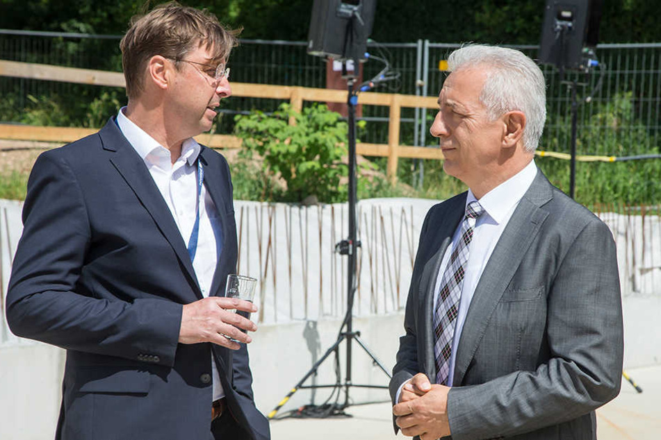 Ministerpräsident Stanislaw Tillich (CDU, r.) mit Novaled-Boss Gerd Günther.