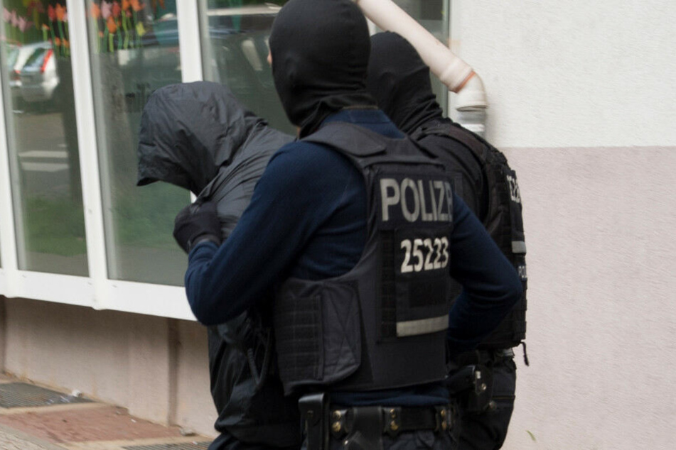 Ein Clan-Mitglied wird verhaftet. (Symbolbild)