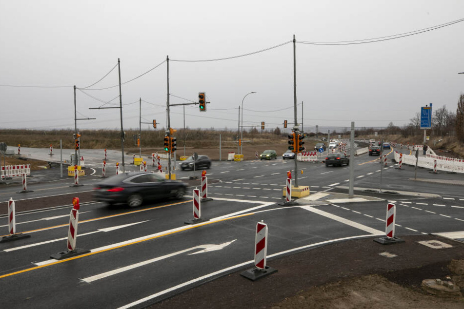 Über diese Kreuzung soll das Erlebnisdorf aus Richtung Autobahn angefahren werden. Aus Richtung Altenberg kommend, wird dagegen ein Linksabbiegen nicht erlaubt sein.