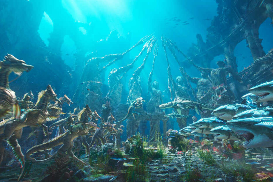 Die Männer von König Nereus (Dolph Lundgren) auf ihren Seepferdchen und jene von Orm, auf den Weißen Haien, treffen in Atlantis aufeinander und beratschlagen.