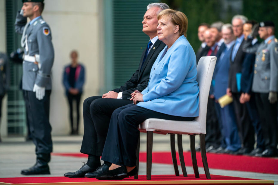 Empfang im Sitzen: Angela Merkel (65,CDU) und der litauische Präsident Gitanas Nausėda (55).