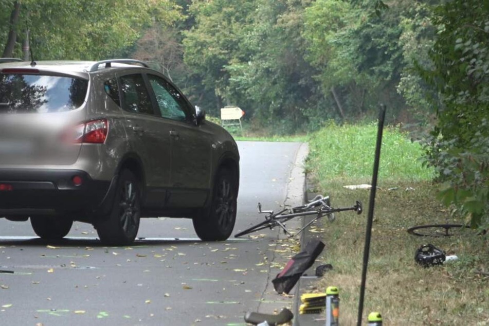 Das Auto und das kaputte Fahrrad nach dem Unfall.
