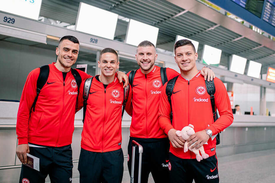 Trotz einer langen Saison noch ein Lächeln auf den Lippen: Die Eintracht-Kicker Filip Kostic, Mijat Gacinovic, Ante Rebic und Luka Jovic (v.l.n.r.).