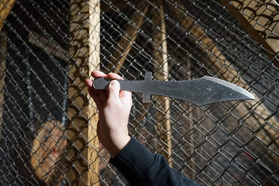 Beim Messerwerfen führen der Zeigefinger und Daumen, der Mittelfinger stützt. Verwendet werden eigens für "WoodCutter" hergestellte Wurfmesser.