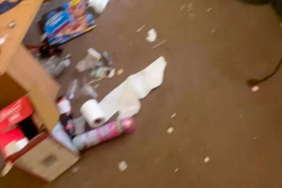 Die junge Frau stellte ein Video von dem schmutzigen Zuhause online.