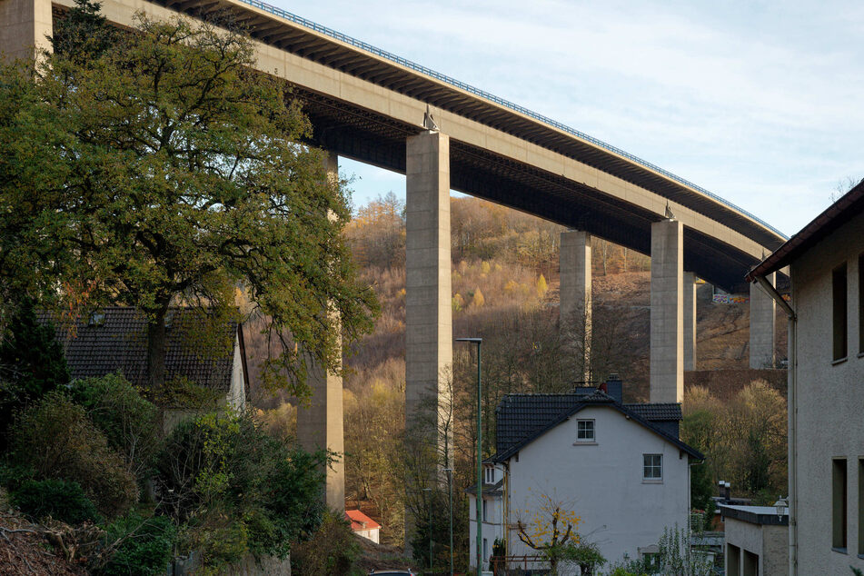Die baufällige Talbrücke im Sauerland führt die Autobahn A45 bei Lüdenscheid über das Tal des Flüsschens Rahmede.