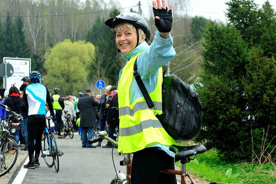 Der Chemnitztal-Radweg ist seit Samstag ein Stück länger. Auf einem 5,7
Kilometer langen Abschnitt von Wittgensdorf nach Markersdorf kommen Pedalritter
nun auf ihre Kosten.