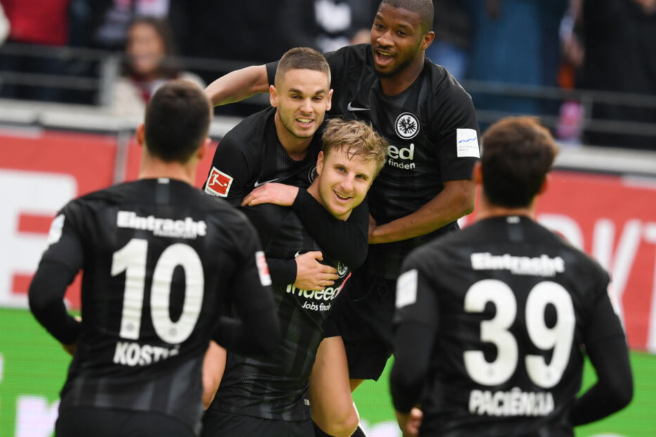 Ungewohnter Goalgetter: Verteidiger Martin Hinteregger (Mi.) verwandelte zur 1:0-Pausenführung der Eintracht und ließ sich von seinen Mannschaftskollegen feiern.