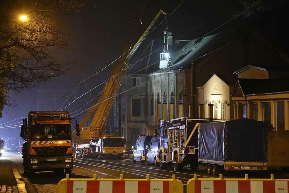 Eine Gondel wurde am Kran befestigt und zu dem einsturzgefährdeten Haus gehoben.