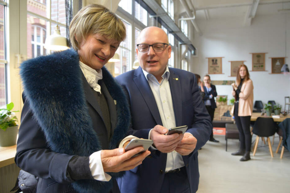 OB Barbara Ludwig (57, SPD) und Bürgermeister Sven Schulze (47, SPD) schauen, was es Neues auf der Mitarbeiter-App gibt.