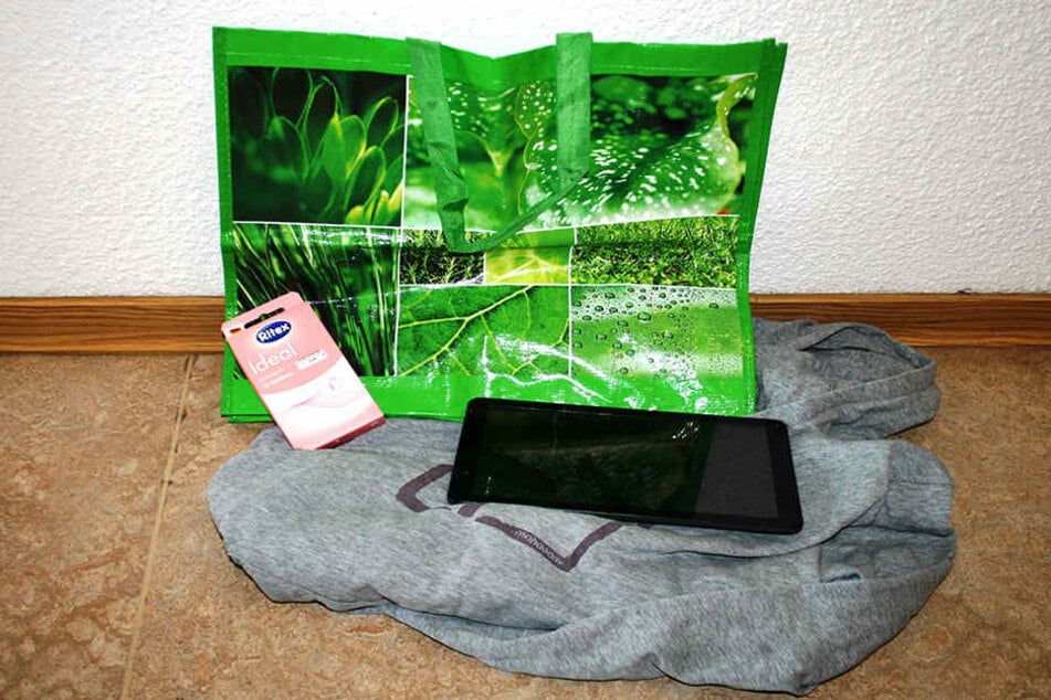 Diese Dinge fand der Restaurant-Mitarbeiter in der Tasche. Als er im Tablet herumstöberte, fand er die Kinderpornos.