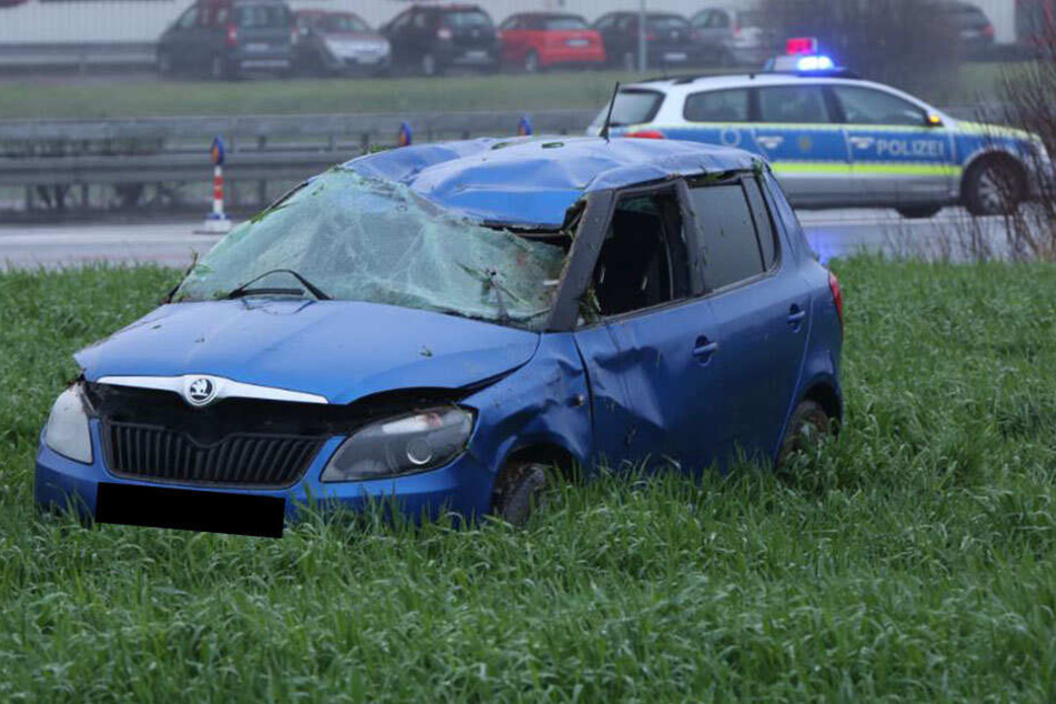 Der Skoda landete auf einem Feld neben der Autobahn 4.