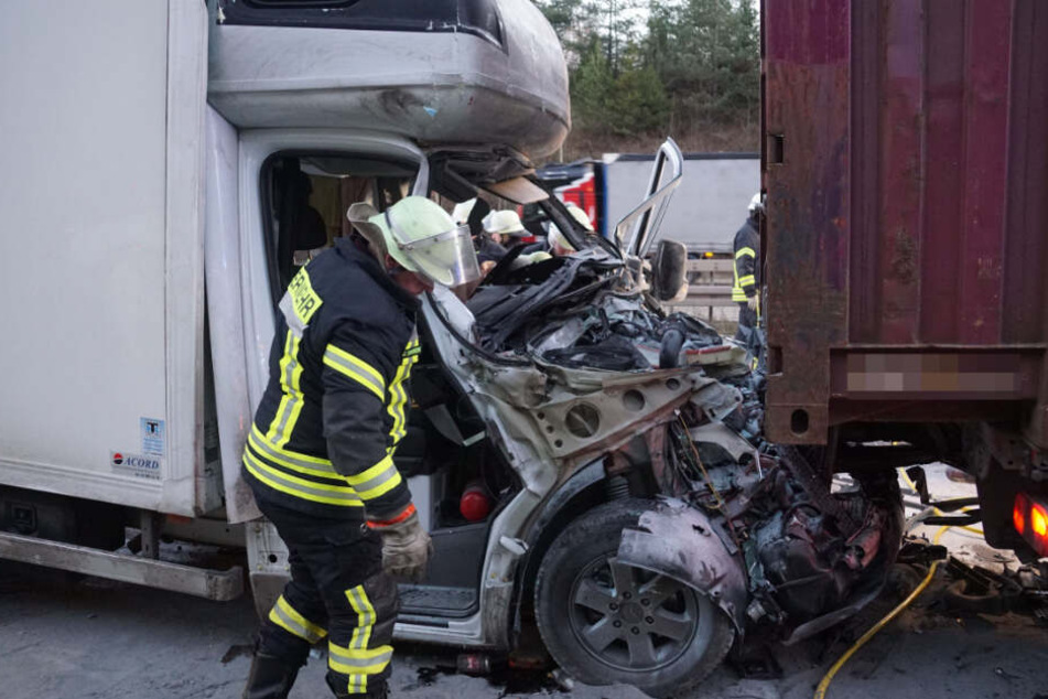 Einsatzkräfte an der Unfallstelle.