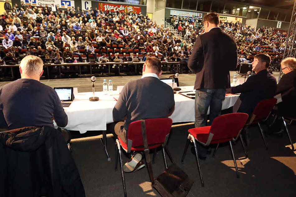 Sind Mitgliederversammlungen beim CFC bald nur noch Beiwerk? Sollte Siemons Plan aufgehen, haben die Mitglieder im Profibereich nichts mehr zu sagen.