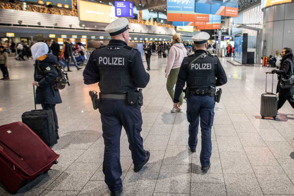 Bundespolizisten sind unter anderem für die Sicherheit an Bahnhöfen und Flughäfen zuständig. Hier zu sehen: Beamte am Flughafen Frankfurt. (Symbolbild)
