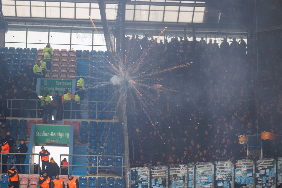 Pyro zündeten beim Ost-Kracher zwischen Hansa Rostock und Dynamo Dresden alle. Viele Raketen flogen aber gezielt in den Auswärtsblock - und verletzten mehrere SGD-Fans.