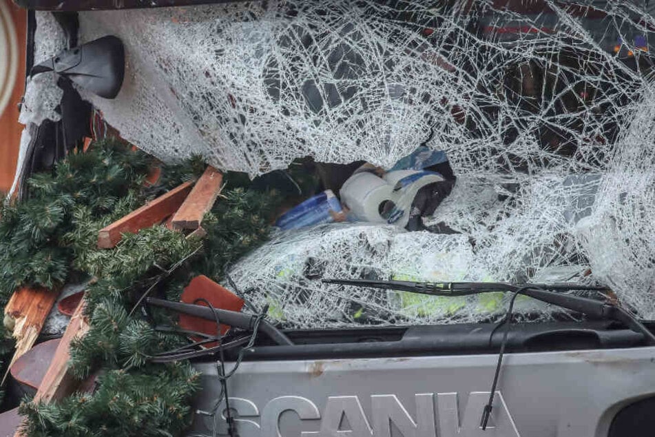 Das Tatfahrzeug, ein polnischer Lastwagen, steht am Weihnachtsmarkt am Breitscheidplatz in Berlin.(Archivbild)