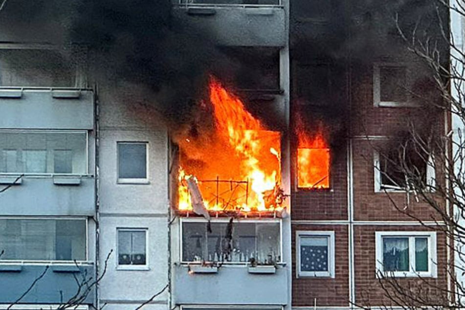 In einem Mehrfamilienhaus in Rostock ist es am Dienstag mutmaßlich zu einer Explosion gekommen. Eine Person starb.