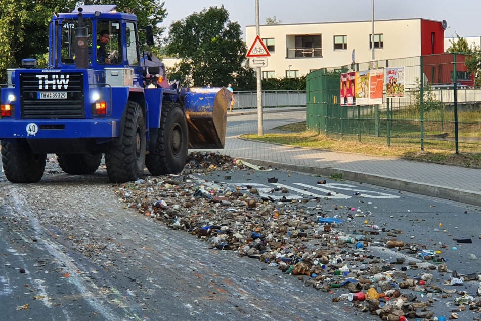 Ein Laster verlor Müll auf einer Länge von etwa 50 Metern.