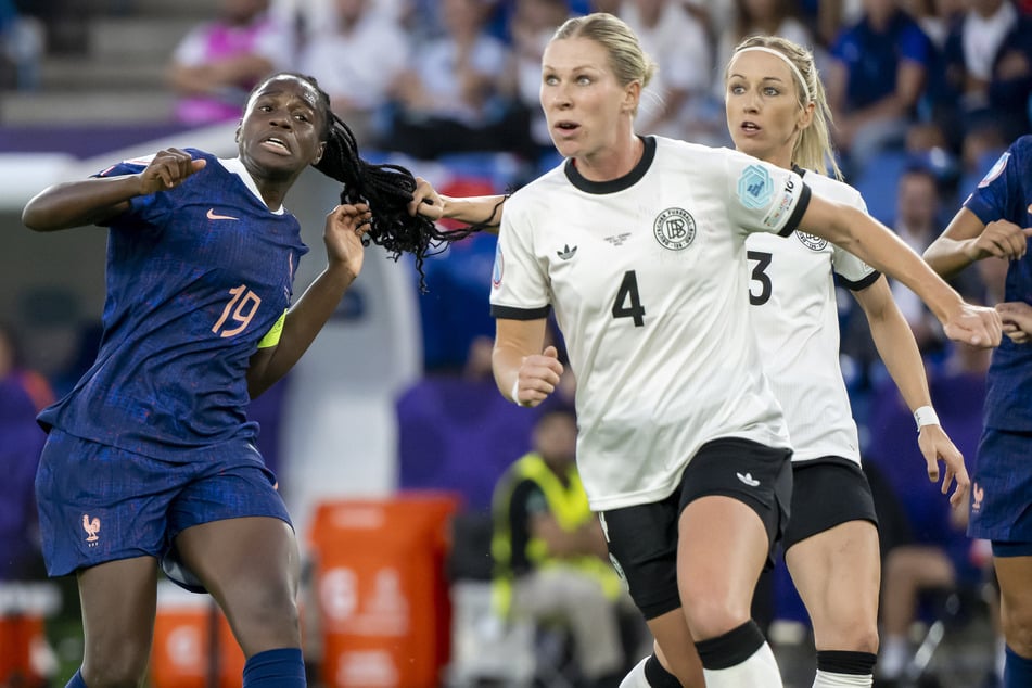 Kathy Hendrich (r.) verpasst nur das Halbfinale gegen Spanien.