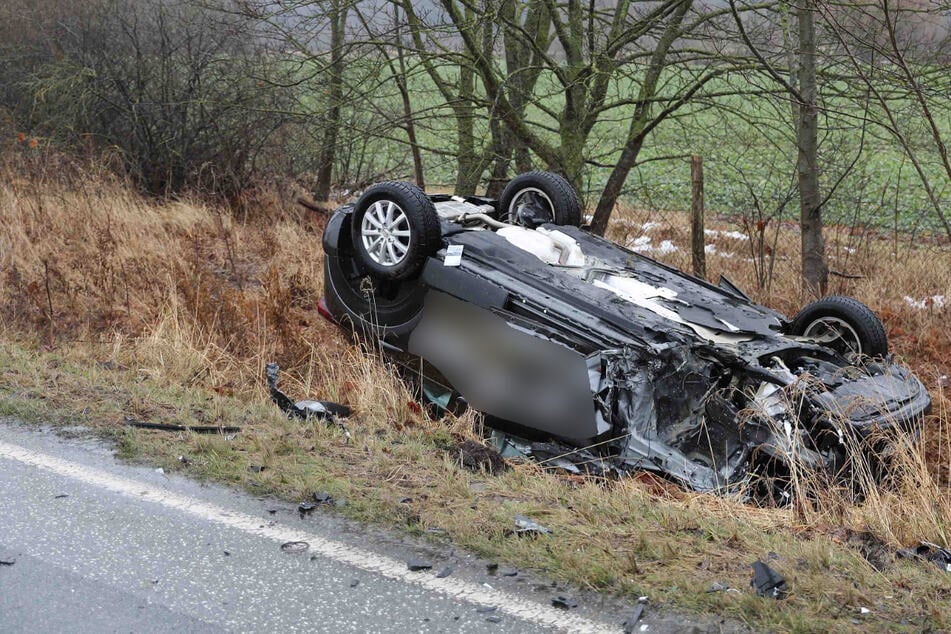 Der Mazda-Fahrer (41) konnte dem überholenden Mercedes nicht mehr ausweichen.