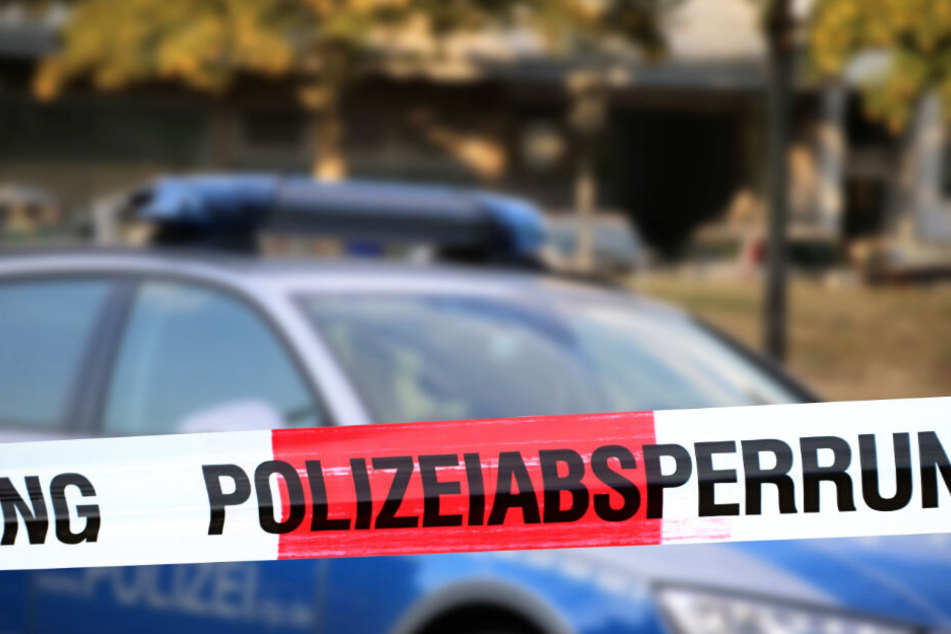 Flatterband vor einem Polizeiauto. (Symbolbild)