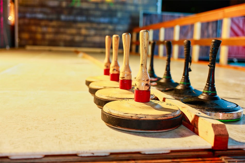 Hier könnt Ihr in Dresden ganz entspannt Eisstockschießen