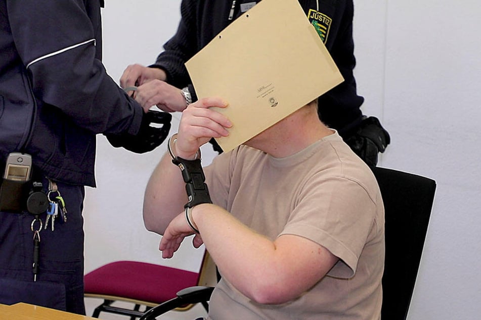 Weil er seine Ex-Freundin im Schlaf mit einem Küchenmesser erstochen haben soll, steht ein 32-Jähriger in Chemnitz vor Gericht.