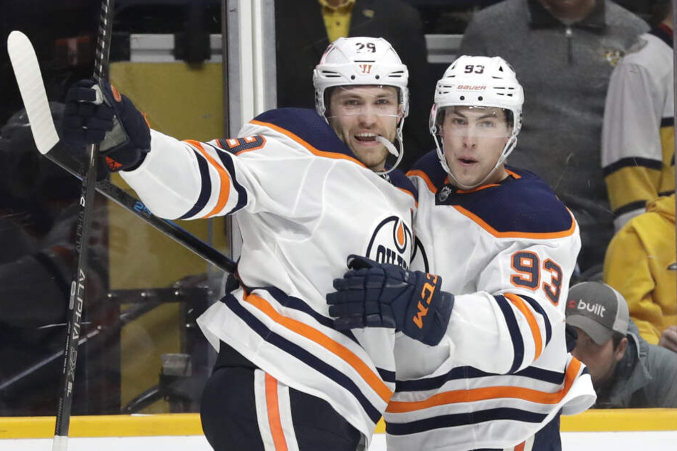 Leon Draisaitl (l.) von den Edmonton Oilers jubelt mit seinem Teamkollegen Ryan Nugent-Hopkins über einen Treffer gegen die Nashville Predators.