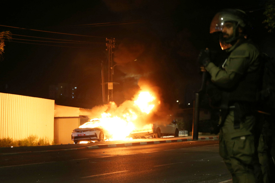 In Lod wurden der Ausnahmezustand und eine nächtliche Ausgangssperre ausgerufen, da die Spannungen zwischen Israelis und arabischen Israelis steigen.