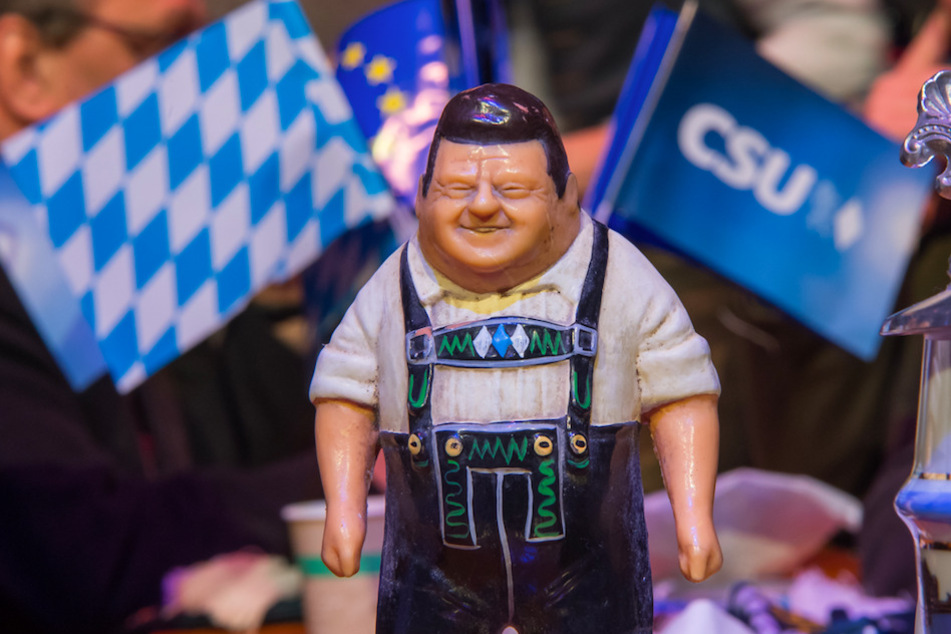Eine Figur von Franz Josef Strauß, ehemaliger Ministerpräsident von Bayern, steht beim politischen Aschermittwoch der CSU auf einem Tisch.
