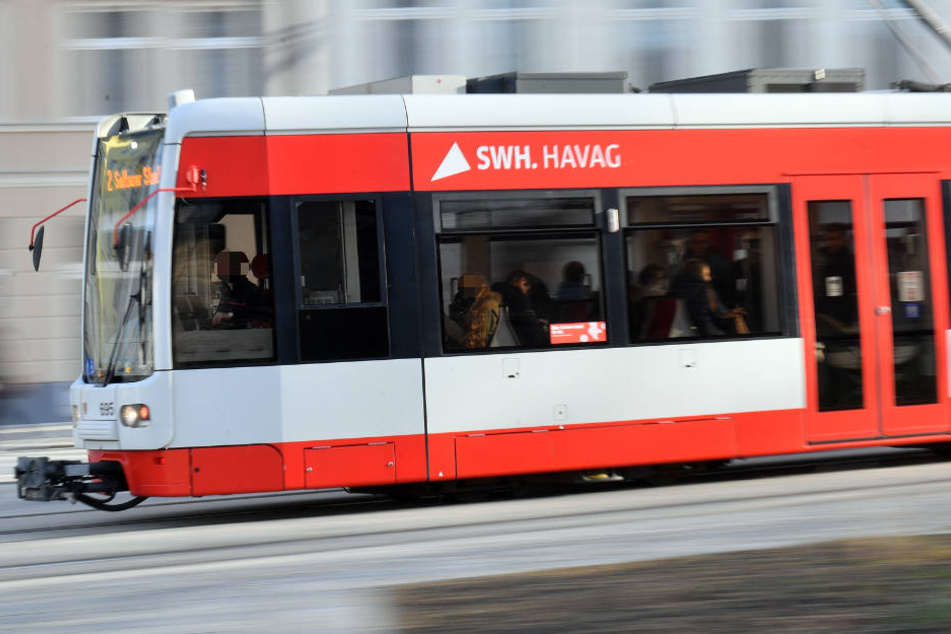 In einer Halleschen Straßenbahn hat sich ein Streit entwickelt, nachdem ein Jugendlicher auf den Boden gebrochen hatte. (Archivbild)