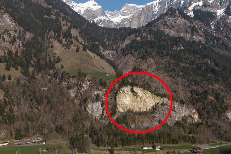 Bei einer Explosion im Jahr 1947 war bereits ein Teil der über 100 Meter hohen Felswand eingebrochen (Kreis).