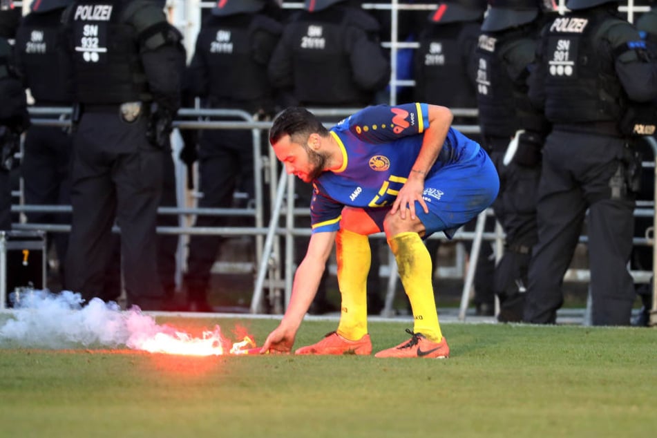 Auch die Spieler (hier Loks Djamal Ziane) bereinigten den Rasen von der Pyrotechnik.